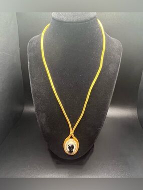 Vintage cameo pendant necklace gold tone mesh chain black cream cameo.